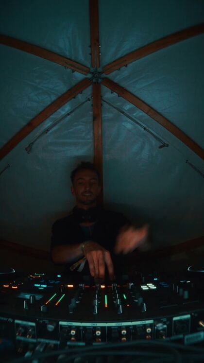 The moment the crowd hears our own track — Unusual live, Freak · live